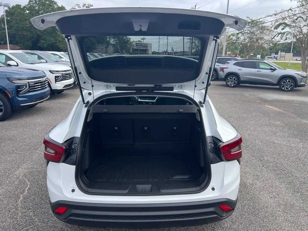 New 2026 Summit White Chevrolet LT image 18