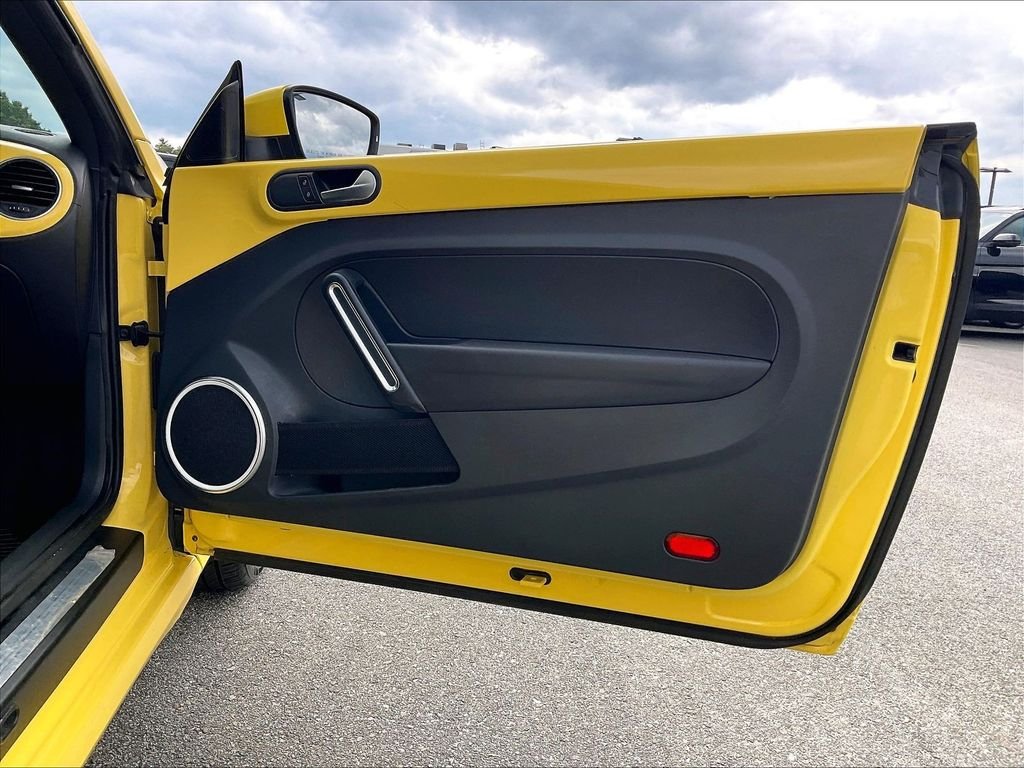 Used 2012 Saturn Yellow Volkswagen 2.5L image 11