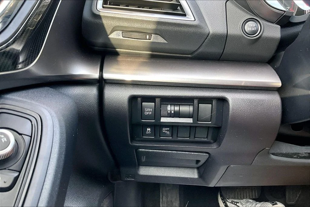 Used 2018 Silver Subaru 2.0i Limited image 35