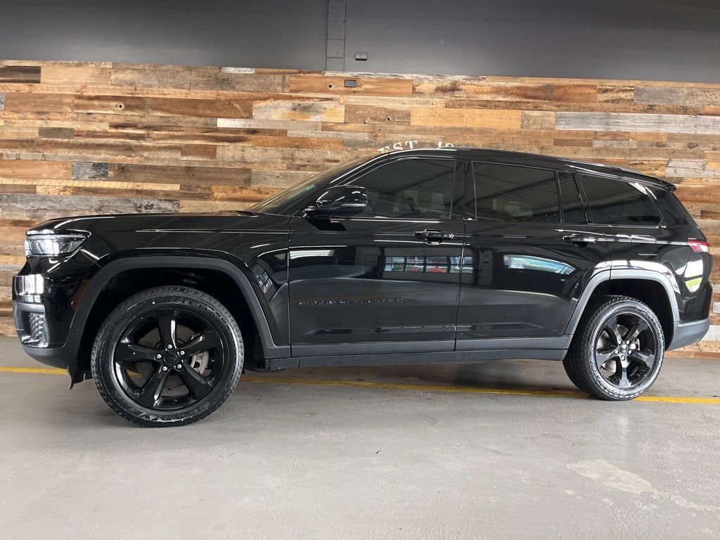 Used 2022 Diamond Black Jeep Altitude image 16