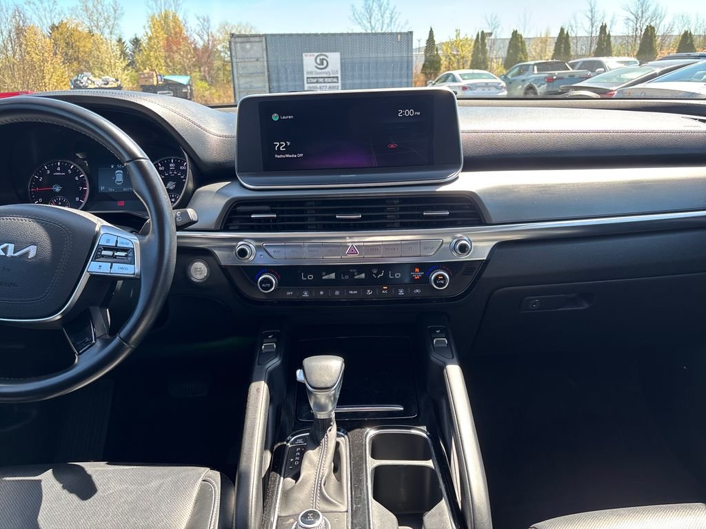 Used 2022 White Kia S image 18