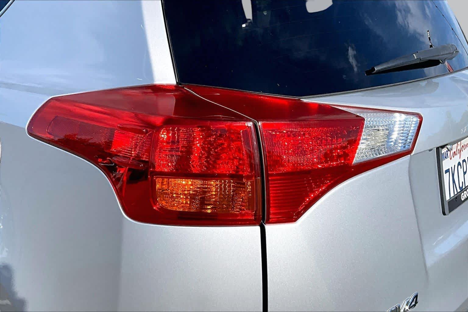 Used 2015 Classic Silver Metallic Toyota XLE image 28