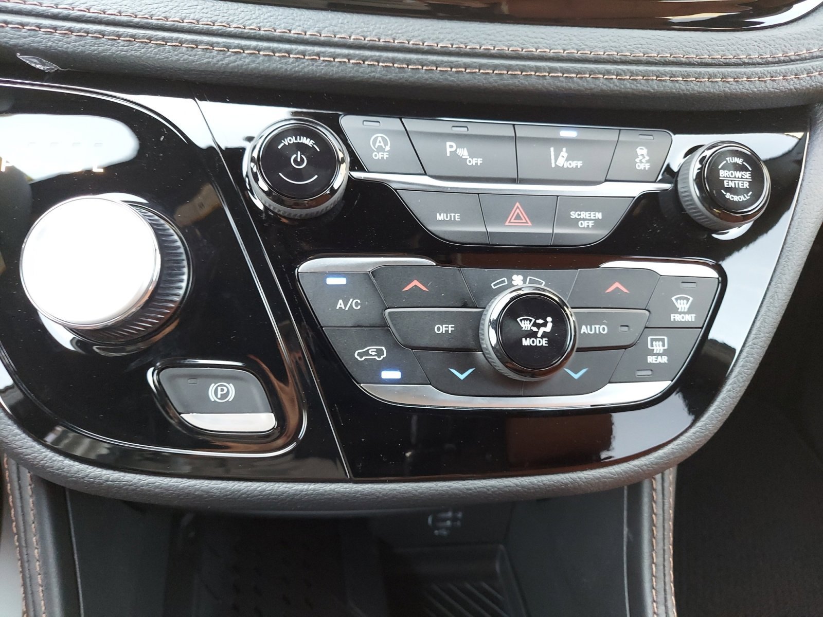 New 2026 Diamond Black Crystal Pearlcoat Chrysler Pinnacle image 36