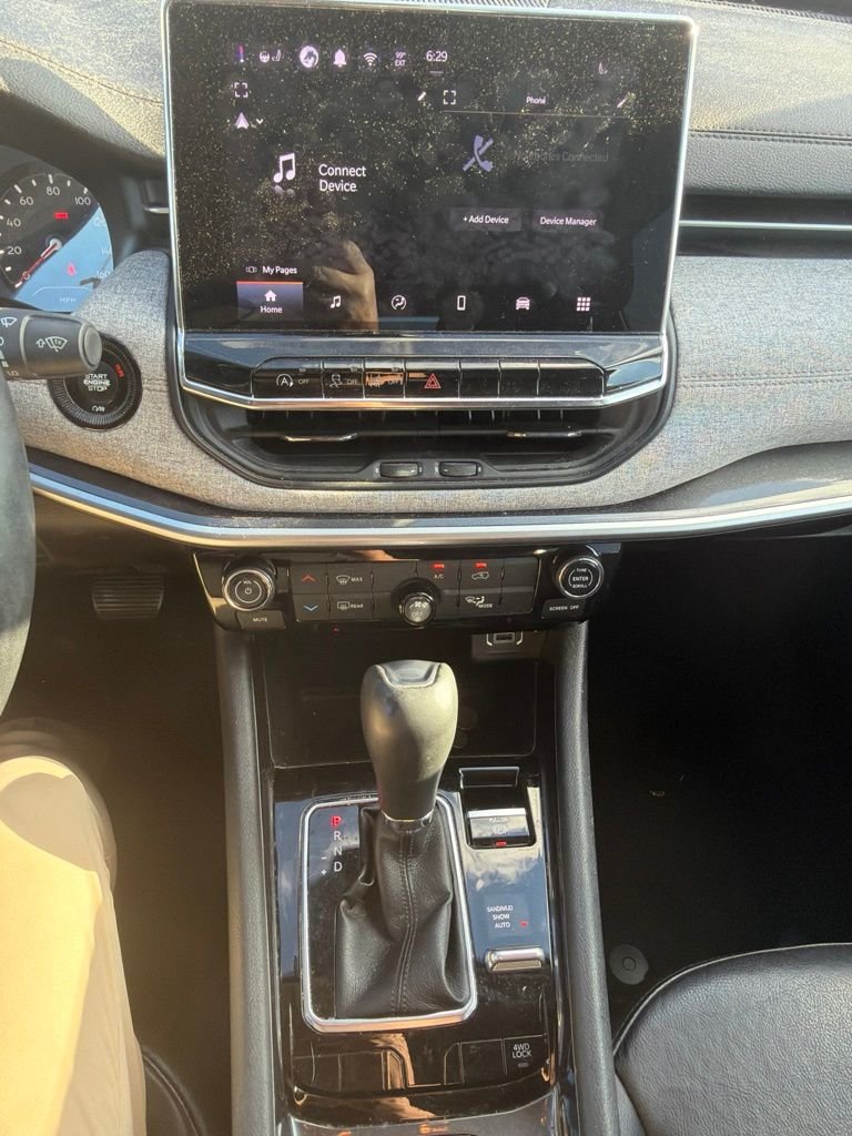 Used 2022 Silver Jeep Latitude Lux image 15