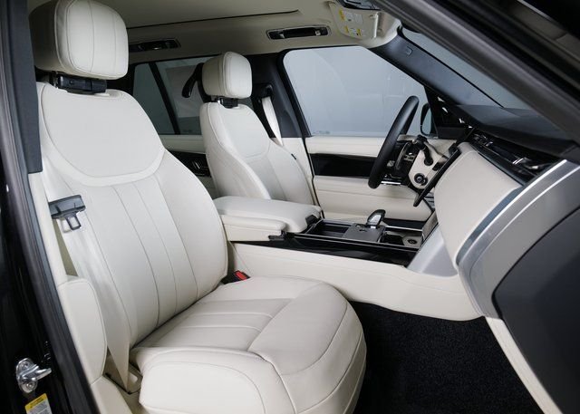 New 2026 Santorini Black Land Rover SE image 3