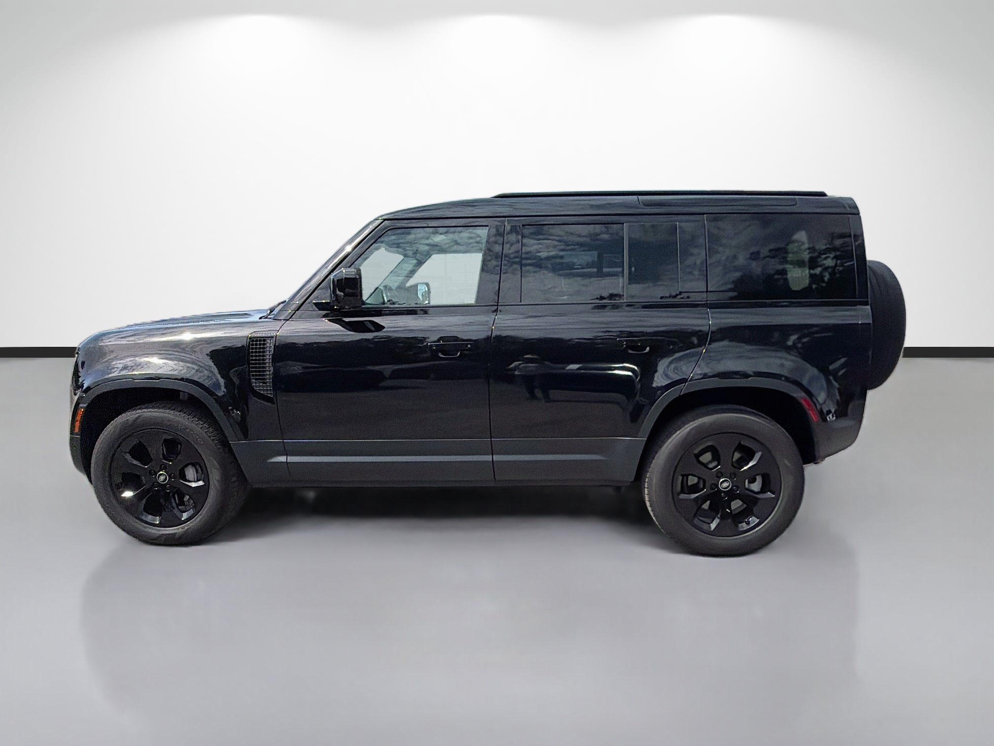 Used 2025 Santorini Black Metallic Land Rover S image 2
