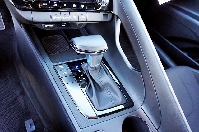 Used 2025 White Hyundai SEL Sport image 28