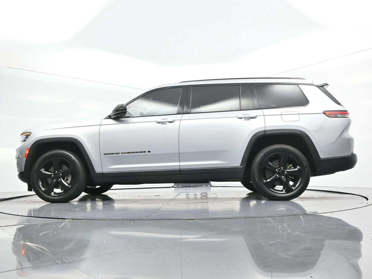 Used 2021 Silver Jeep Altitude image 43