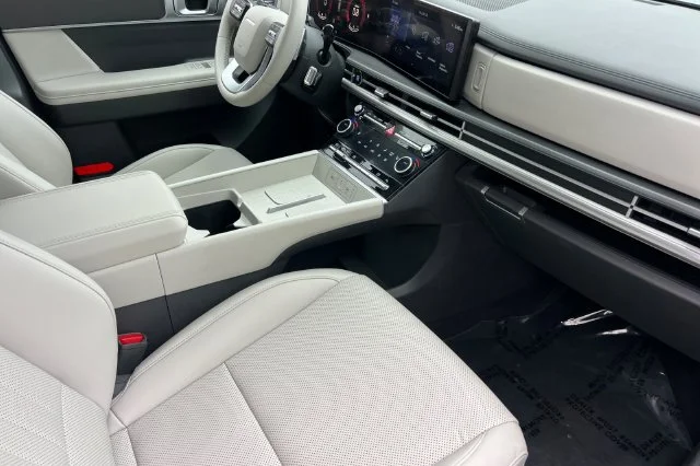 Used 2025 Silver Hyundai SEL image 18
