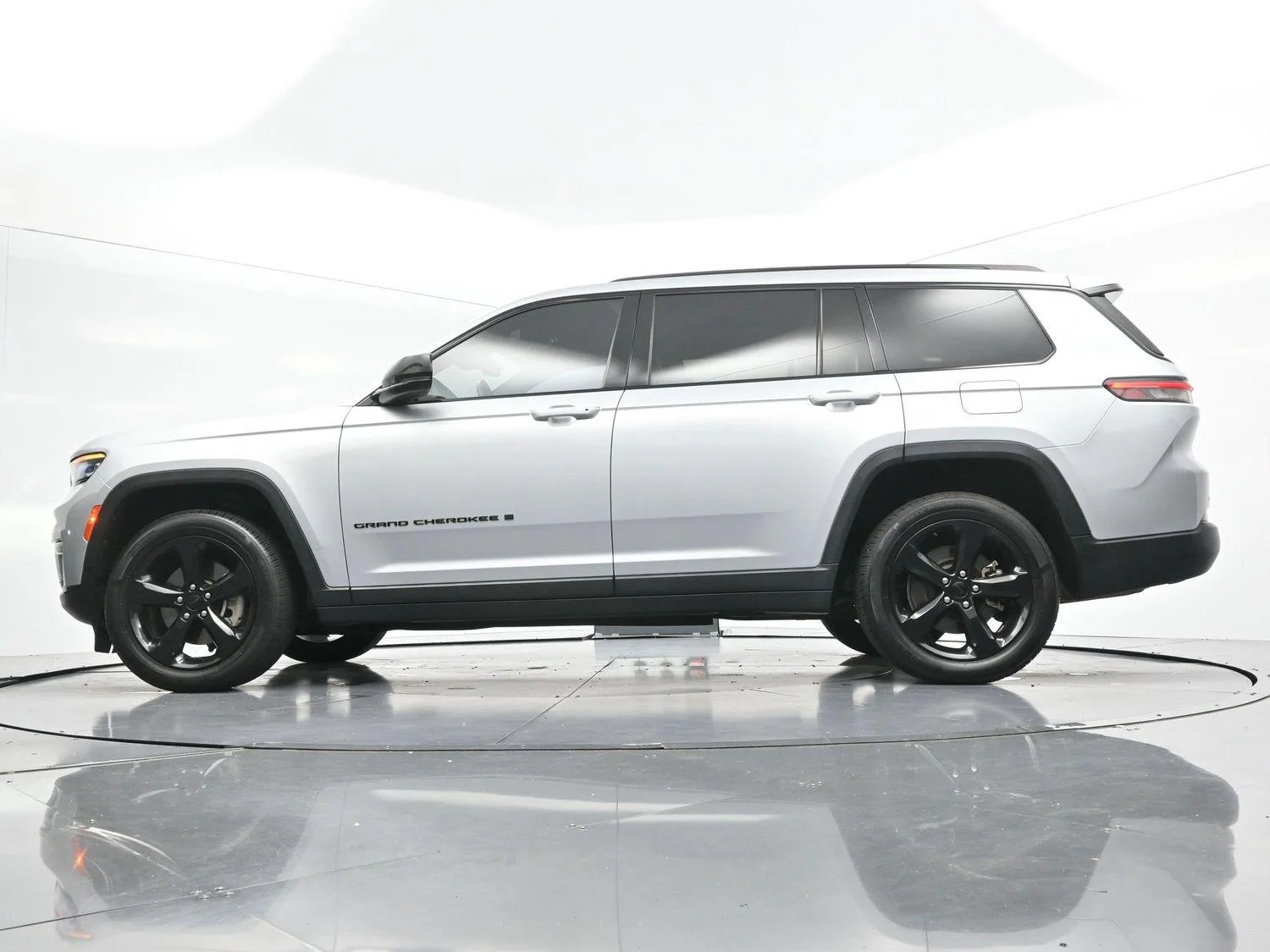 Used 2021 Silver Jeep Altitude image 43