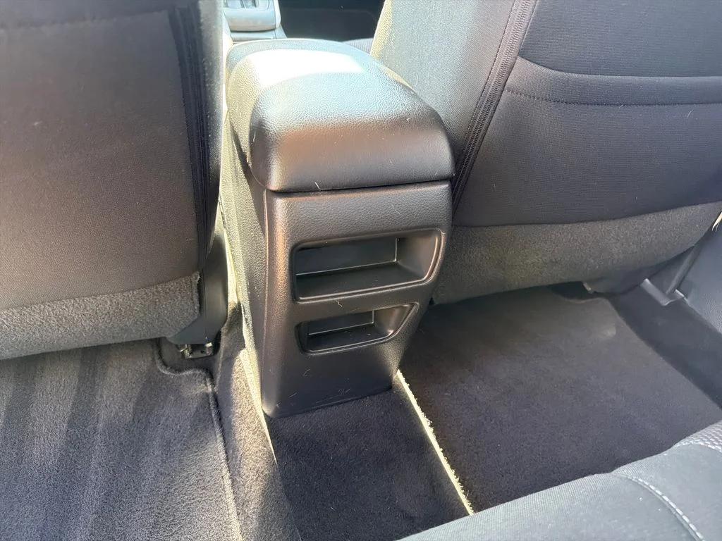 Used 2018 White Nissan S image 31