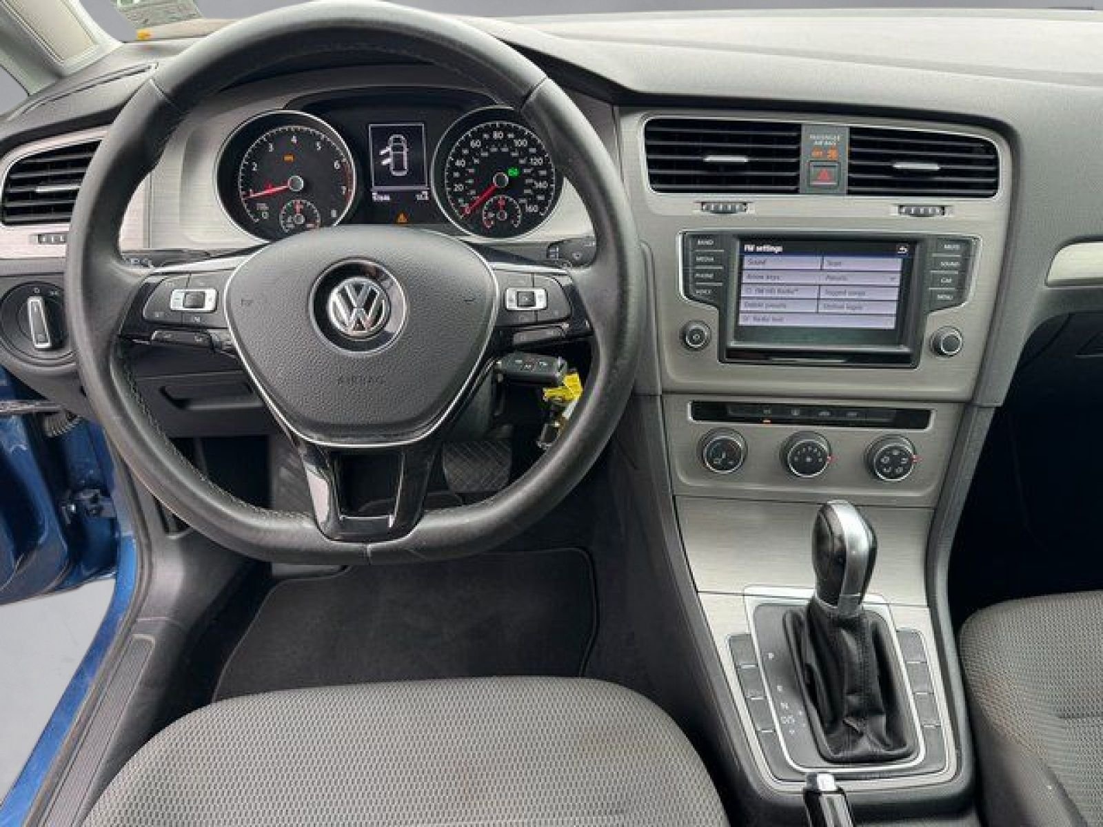 Used 2017 Blue Volkswagen TSI SE 4-Door image 3