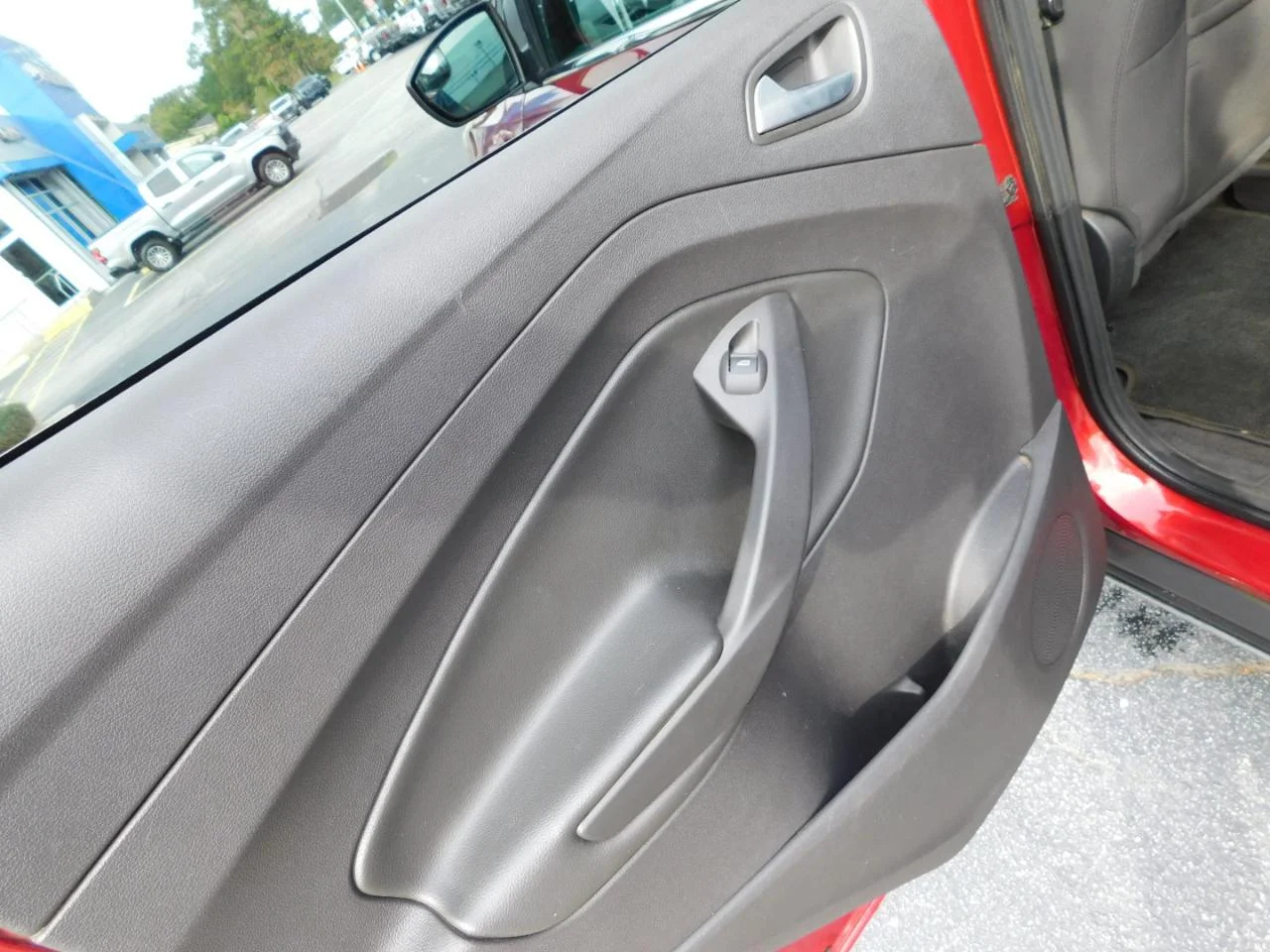 Used 2014 Red Ford FWD 4dr SE image 22