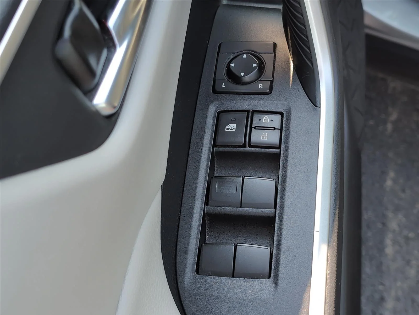 Used 2020 Silver Sky Metallic Toyota XLE image 20