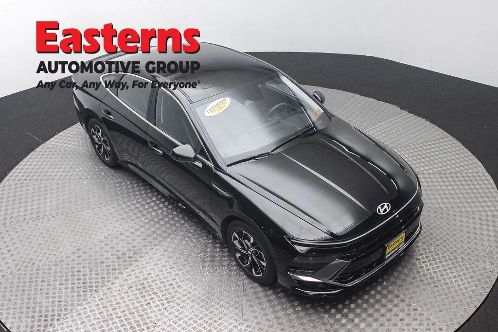 Used 2024 Black Hyundai SEL image 3