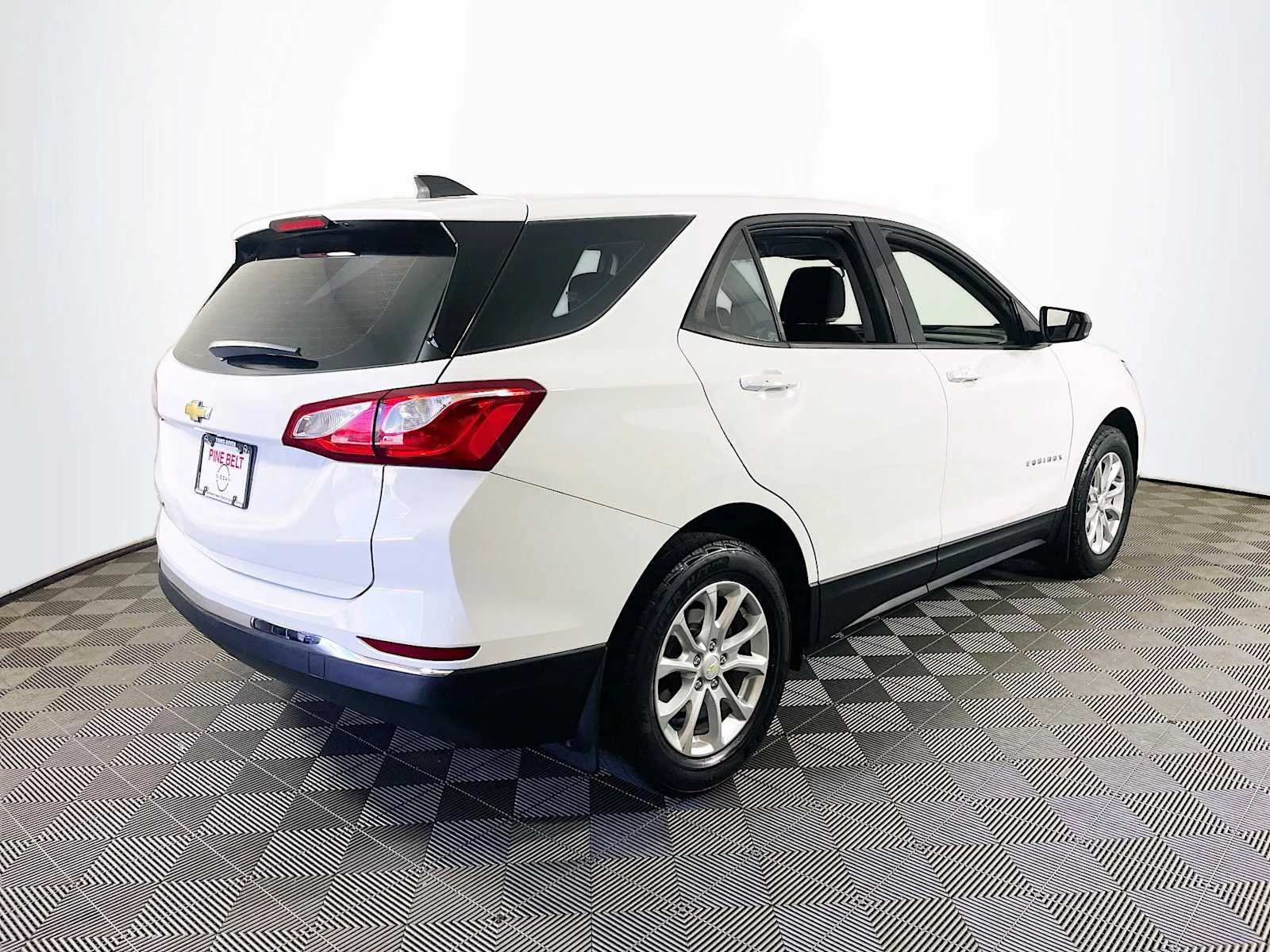 Used 2018 Summit White Chevrolet LS image 4