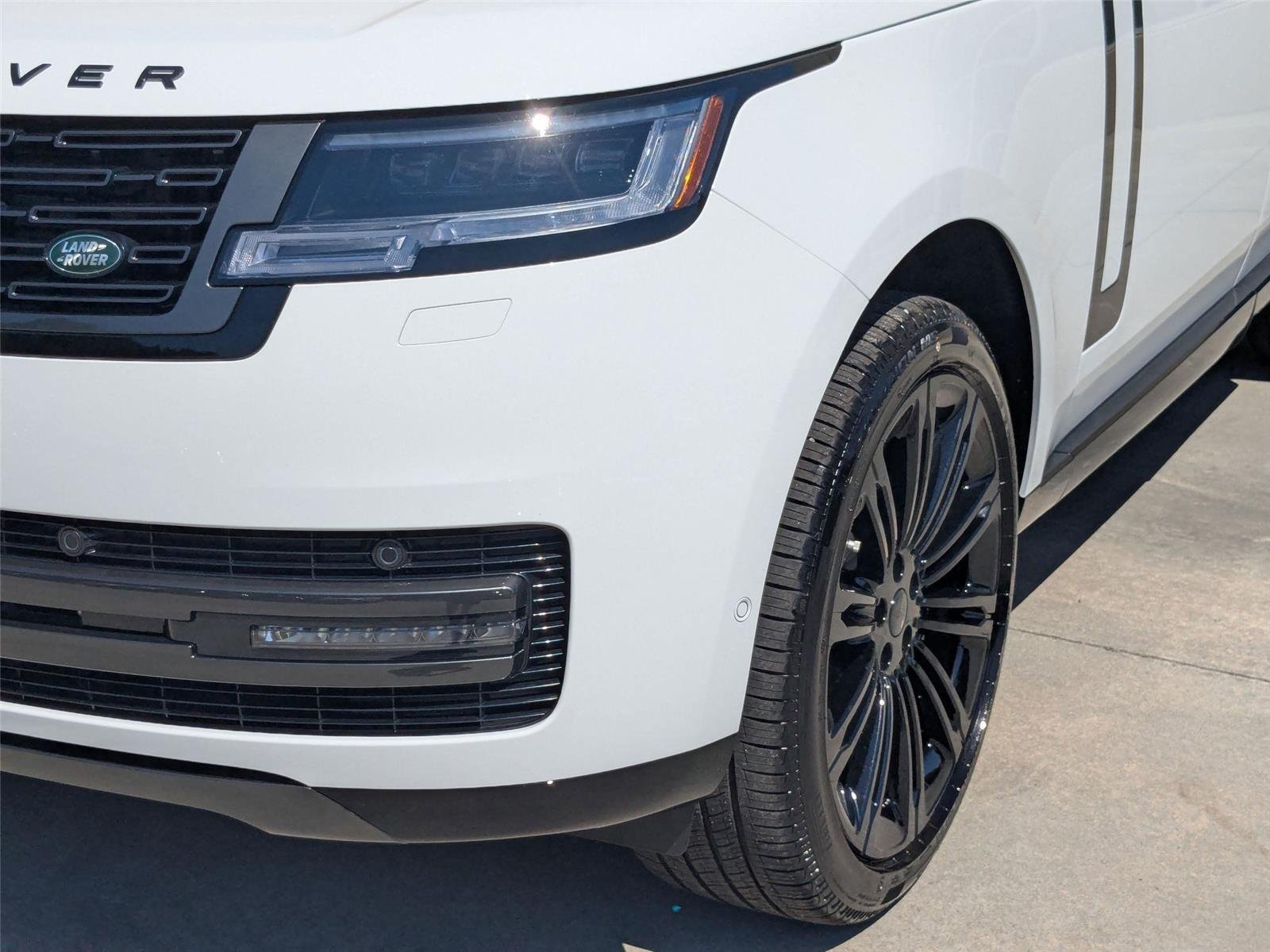 New 2026 Fuji White Land Rover SE image 9