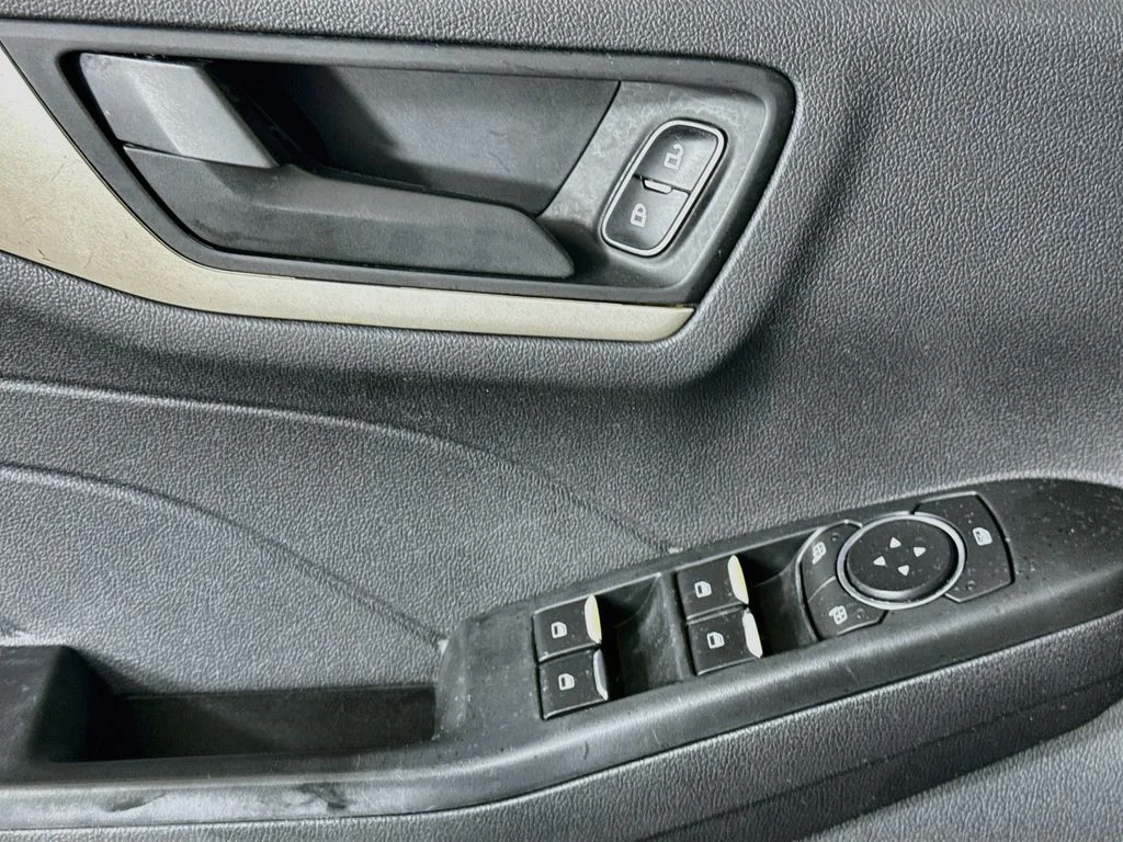 Used 2022 Black Ford SE image 22