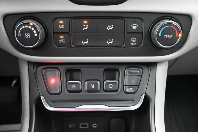 Used 2018 BLUE STEEL METALLIC GMC SLE image 17