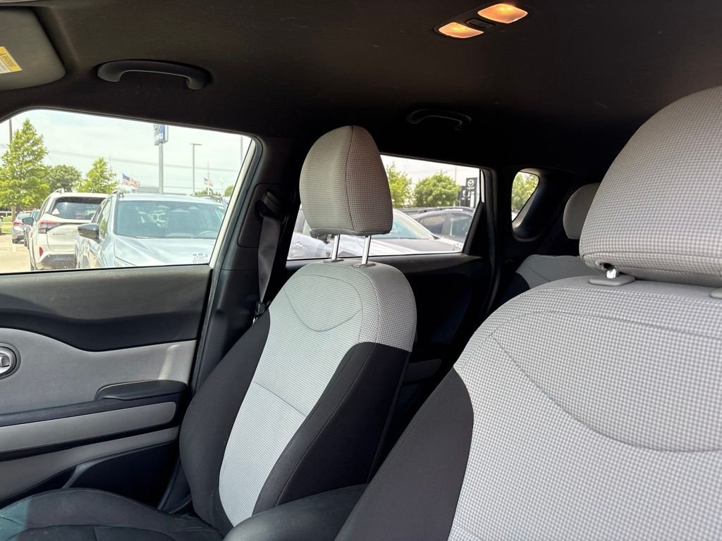 Used 2015 White Kia Base image 4