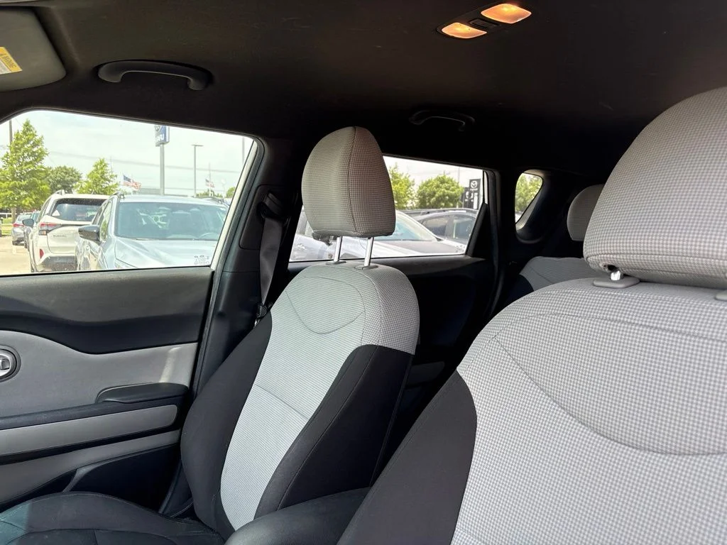 Used 2015 White Kia Base image 4