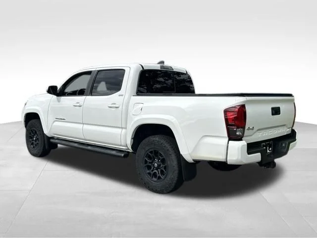 Used 2022 White Toyota SR5 image 3