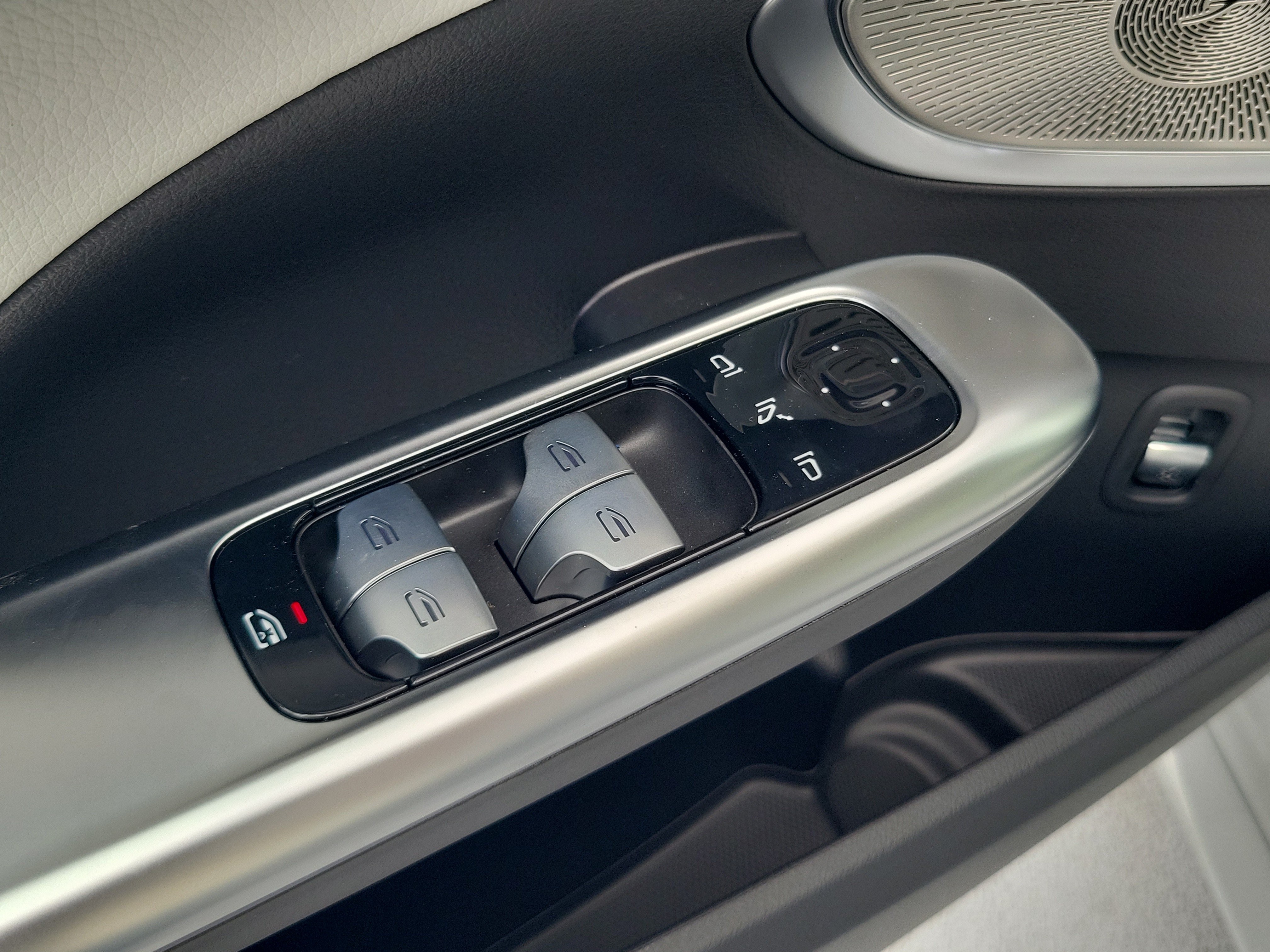 New 2026 MANUFAKTUR Alpine Grey Mercedes-Benz C 300 image 19