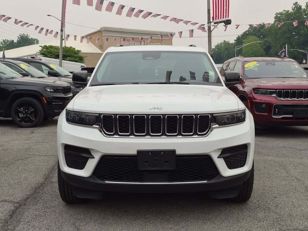 Used 2024 White Jeep Laredo image 3