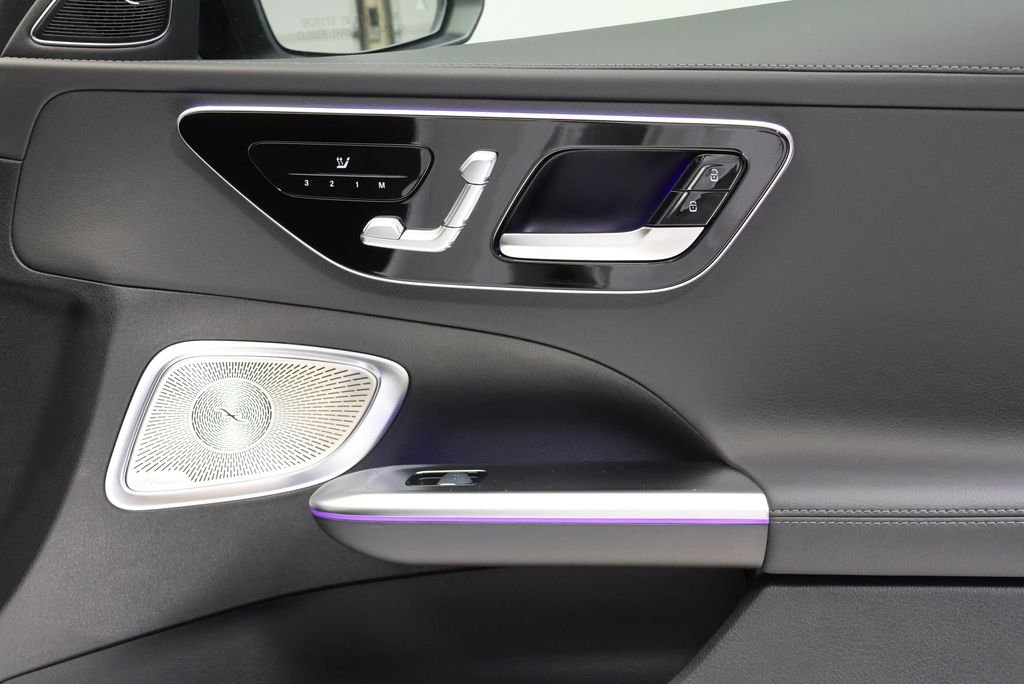 New 2026 MANUFAKTUR Moonlight White Metallic Mercedes-Benz C 300 image 46