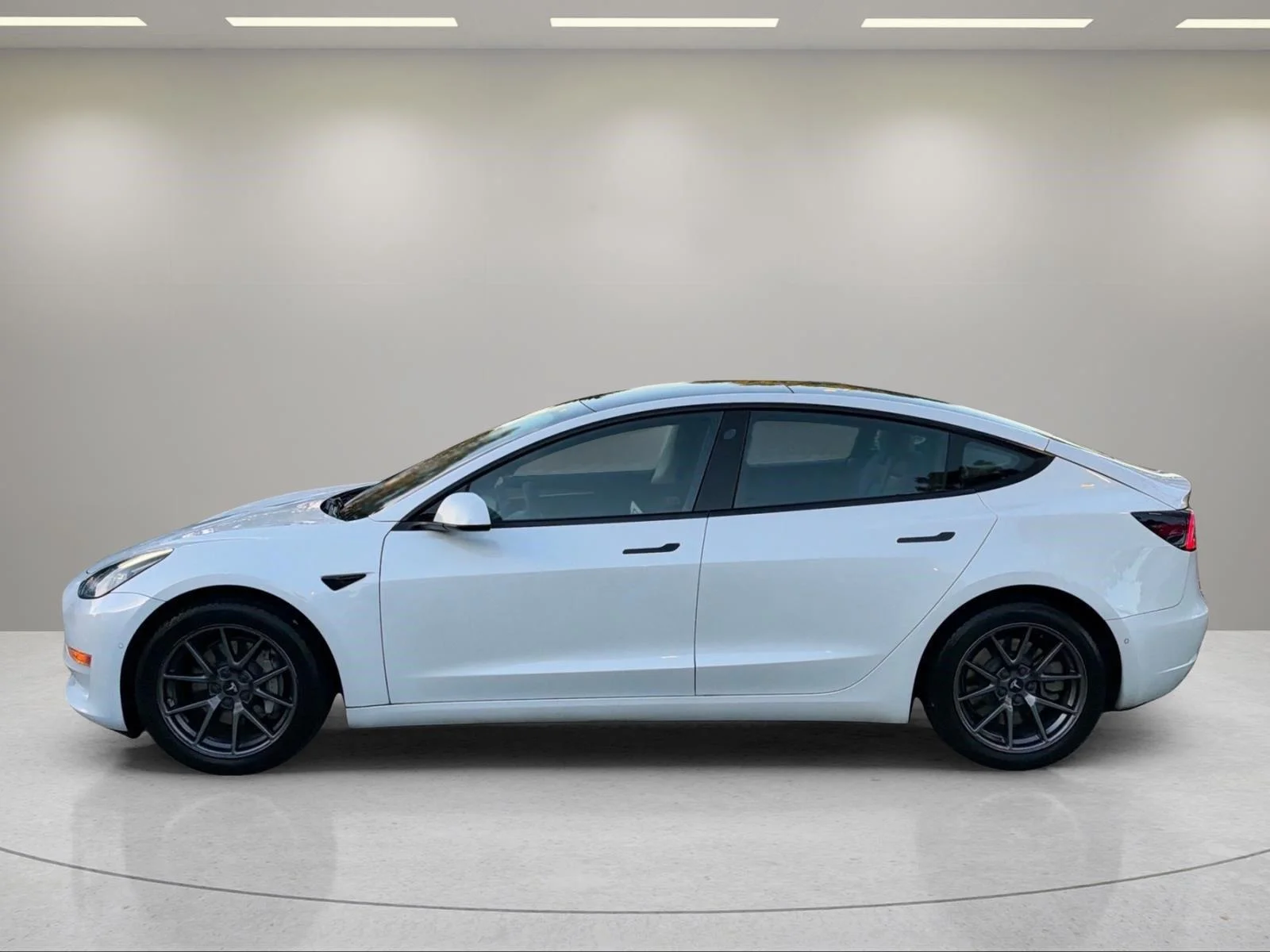 Used 2022  Tesla Long Range image 2