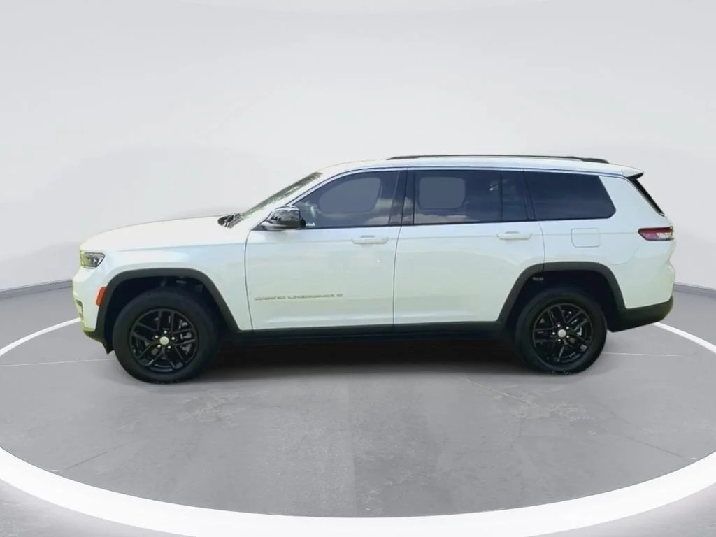 Used 2023 White Jeep Laredo image 5