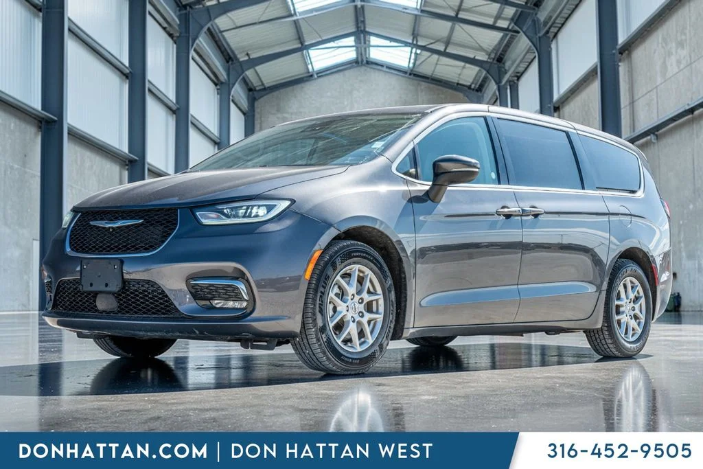 2023 Chrysler Pacifica Touring L's photo