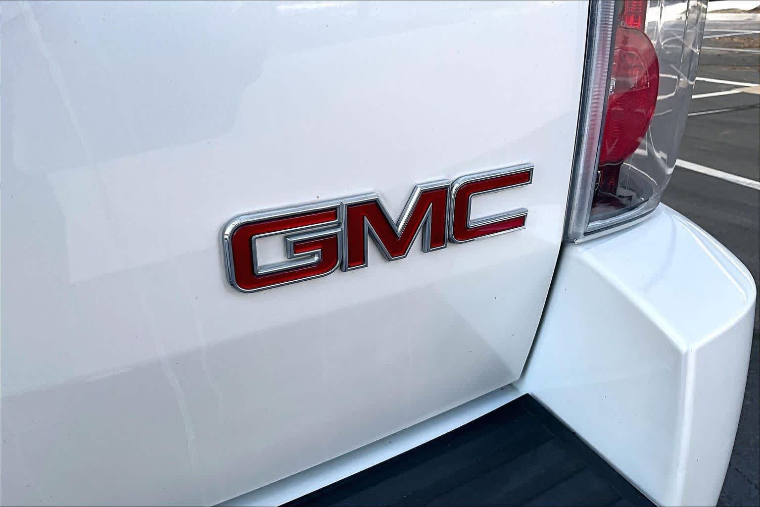 Used 2012 White Diamond Tricoat GMC Denali image 30