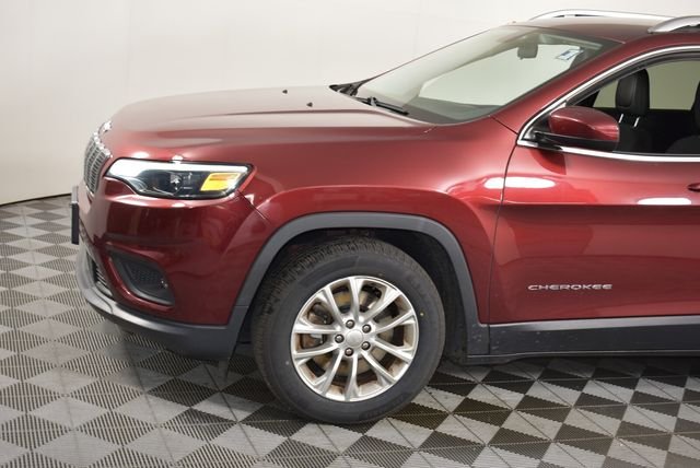 Used 2019 Red Jeep Latitude image 2