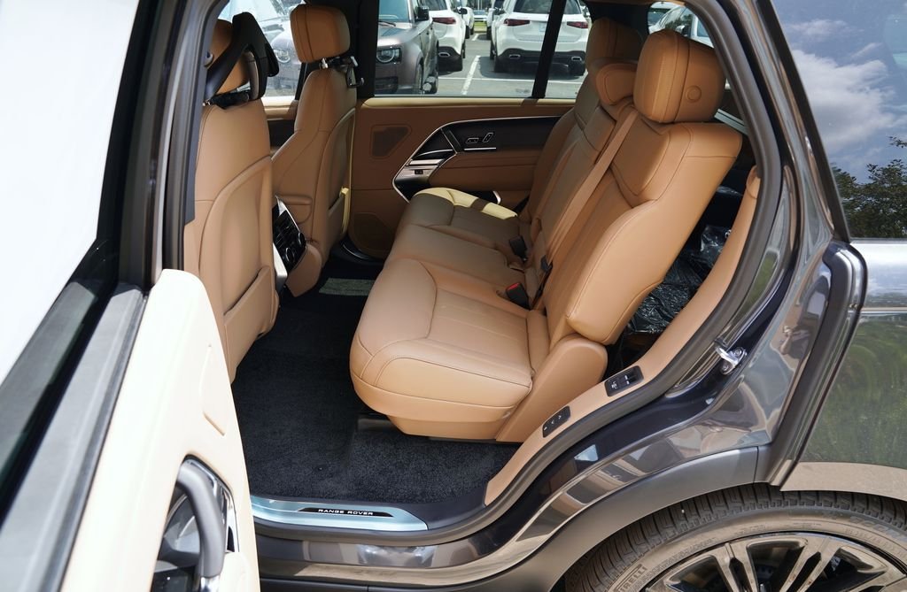 New 2026 Carpathian Grey Land Rover SE image 37