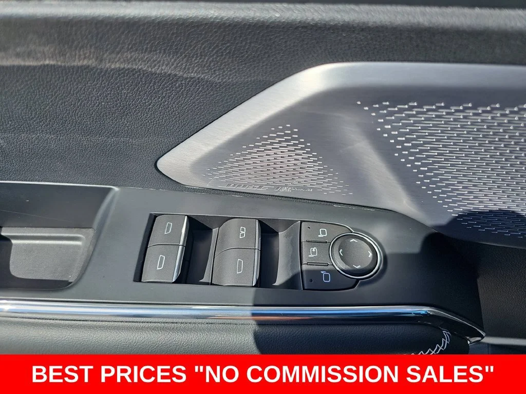 Used 2024 White Frost Tricoat GMC Denali image 30