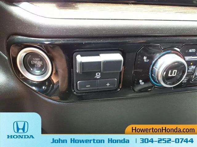 Used 2024 White GMC Elevation image 25