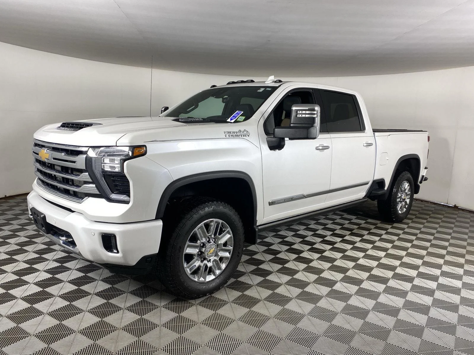 Used 2024 Iridescent Pearl Tricoat Chevrolet High Country image 5