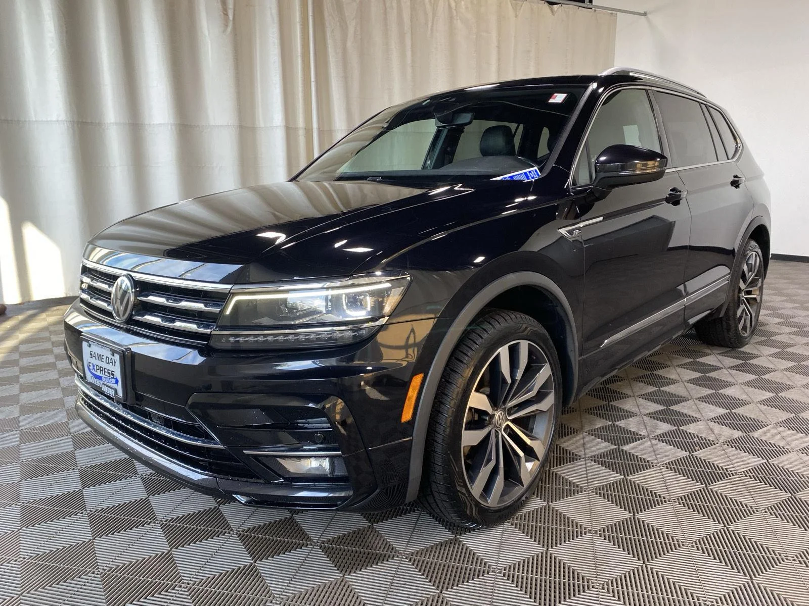 Used 2020 Deep Black Pearl Volkswagen SEL Premium R-Line image 7