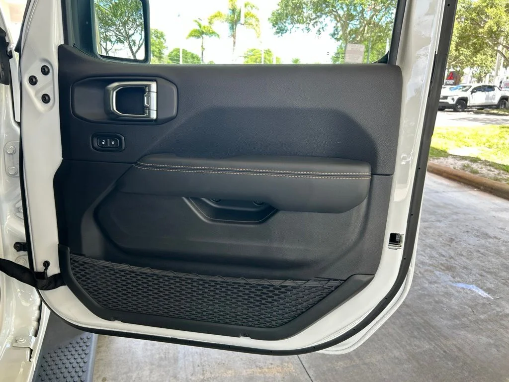 Used 2025 White Jeep Sahara image 28