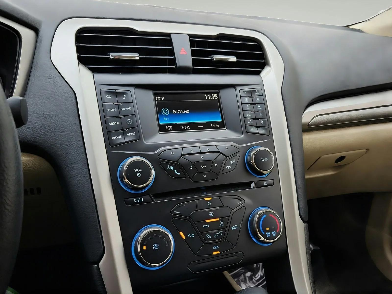 Used 2015 Oxford White Ford SE image 19