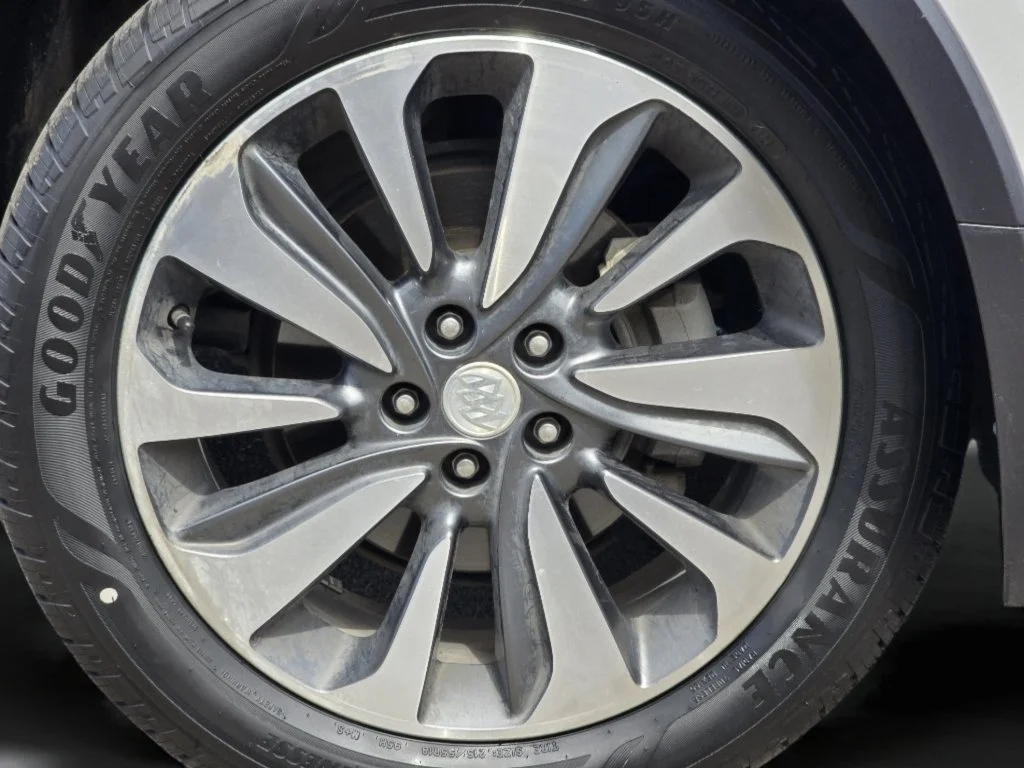 Used 2018 Summit White Buick Essence image 24