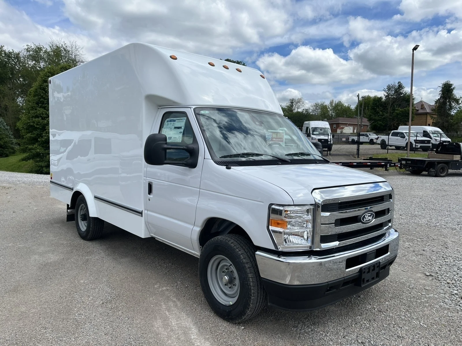 New 2027 Oxford White Ford E-350 SRW image 3