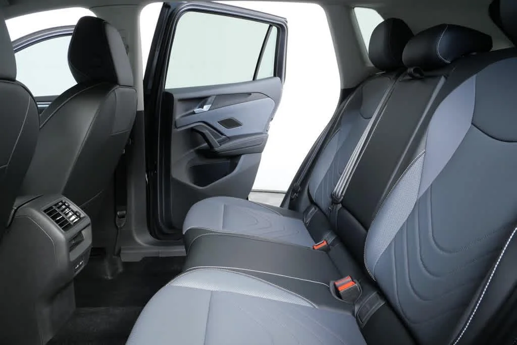 New 2026 Platinum Gray Metallic Volkswagen SE image 14