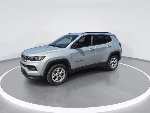 Used 2025 Silver Jeep Latitude image 4