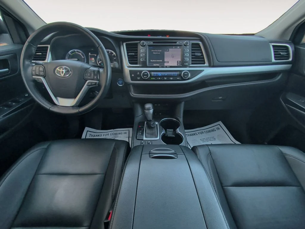 Used 2019 White Toyota XLE image 10