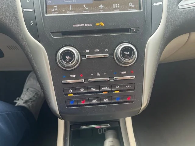 Used 2018 Beige Lincoln Reserve image 12