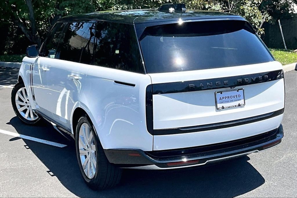 Used 2025 White Land Rover SE image 12