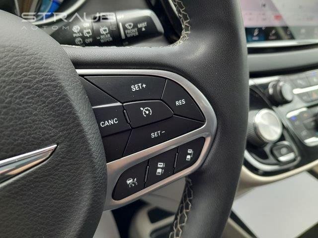 Used 2022 Brilliant Black Crystal Pearlcoat Chrysler Touring L image 15