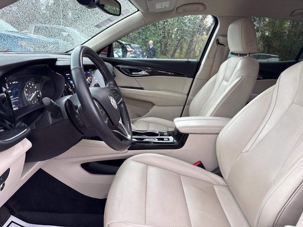 Used 2022 Red Buick Essence image 9